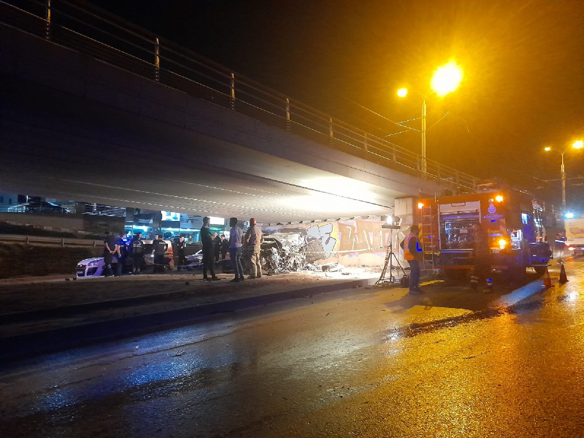 Bahçelievler'de otomobil tramvay köprüsünün duvarına çarptı: Çok sayıda ölü var - Resim : 1