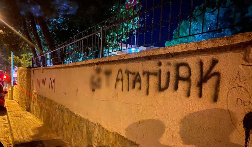 İzmir'de Atatürk anıtına çirkin saldırı, Atatürk'e hakaret... - Resim : 1