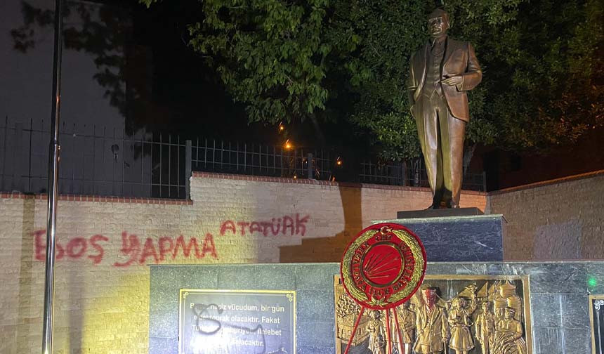İzmir'de Atatürk anıtına çirkin saldırı, Atatürk'e hakaret... - Resim : 3