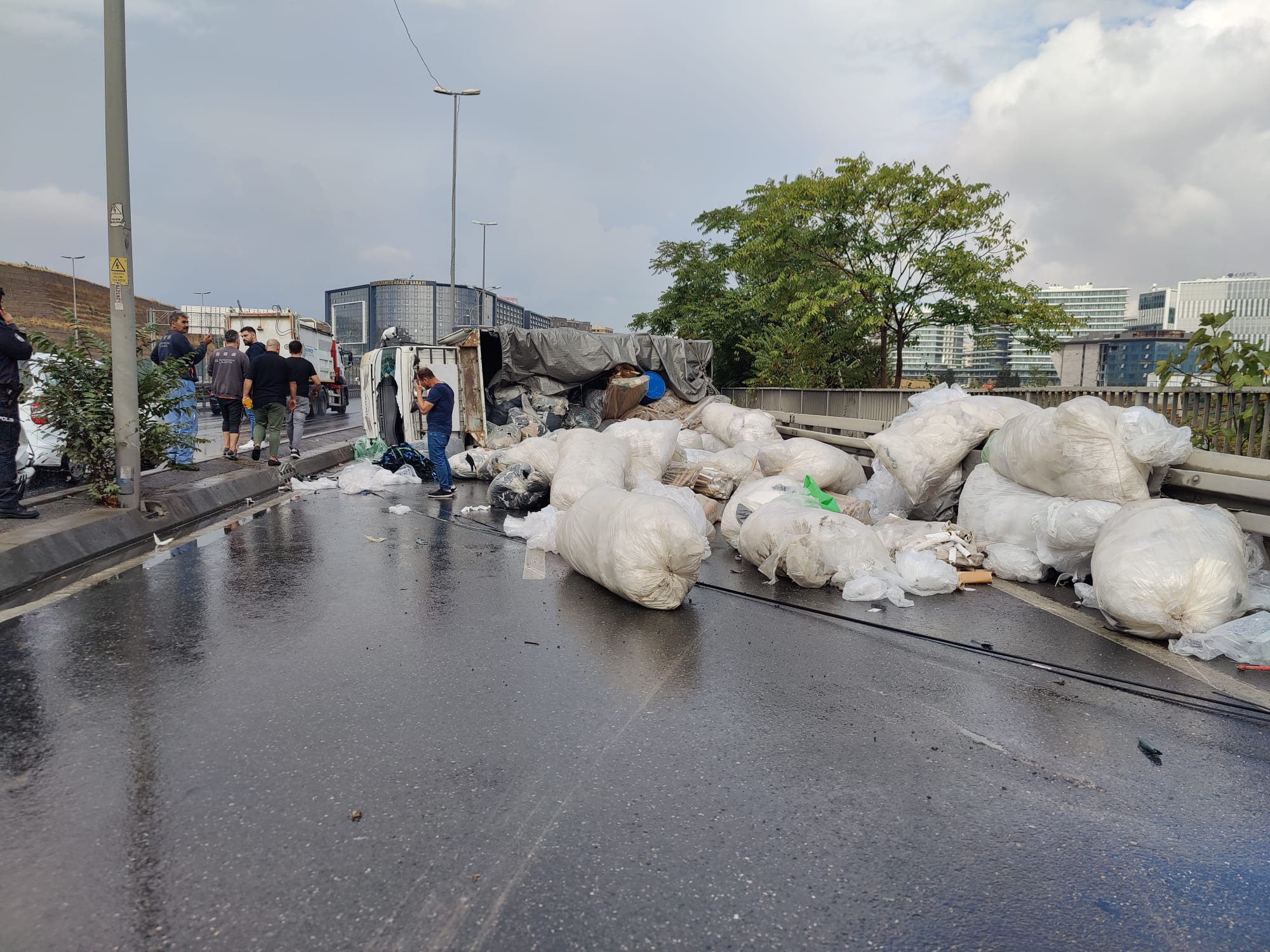 Küçükçekmece'de kaza: Yol trafiğe kapandı - Resim : 1