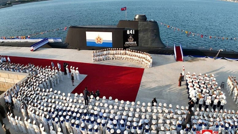 Kuzey Kore, ilk taktik nükleer denizaltısını tanıttı - Resim : 1
