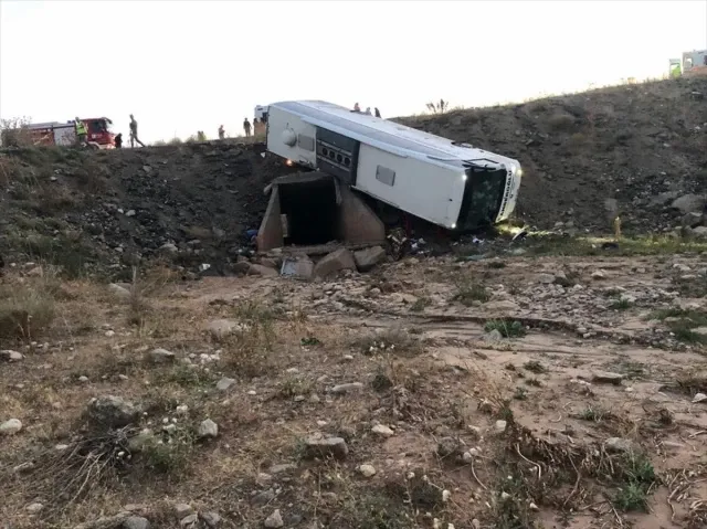 Erzurum'da otobüs devrildi: Çok sayıda ölü ve yaralı - Resim : 1