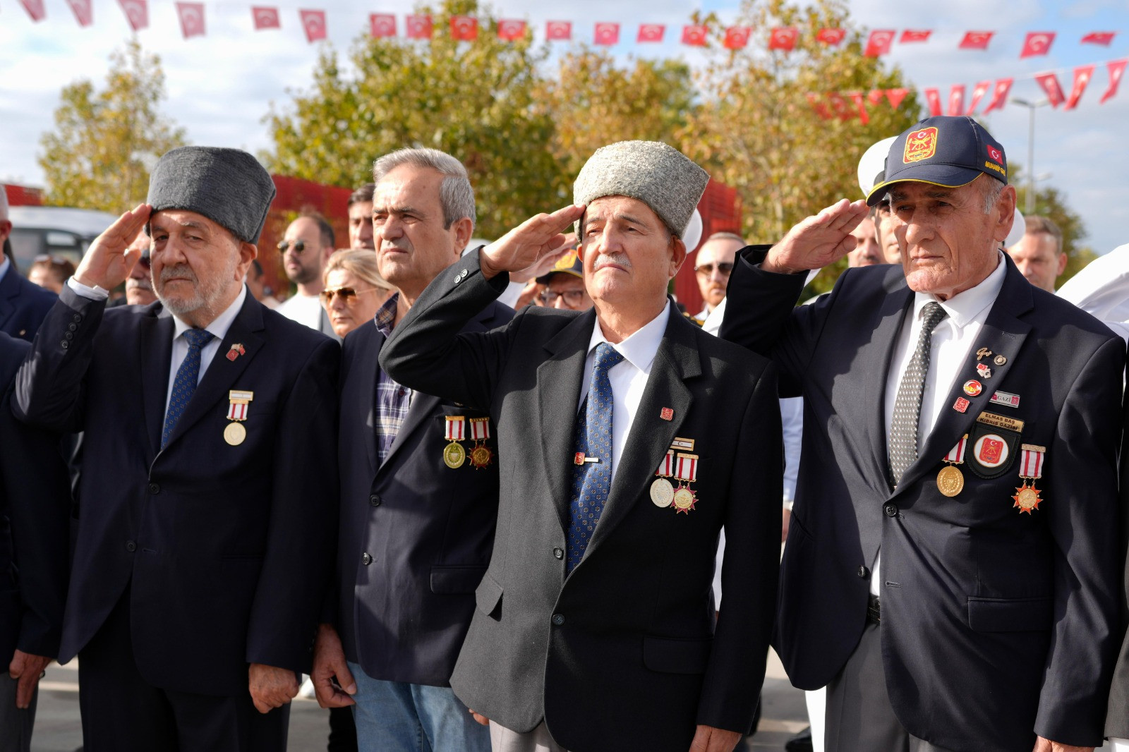 Gaziler Günü dolayısıyla Kartal'da Atatürk Anıtı’na çelenk sunuldu - Resim : 1