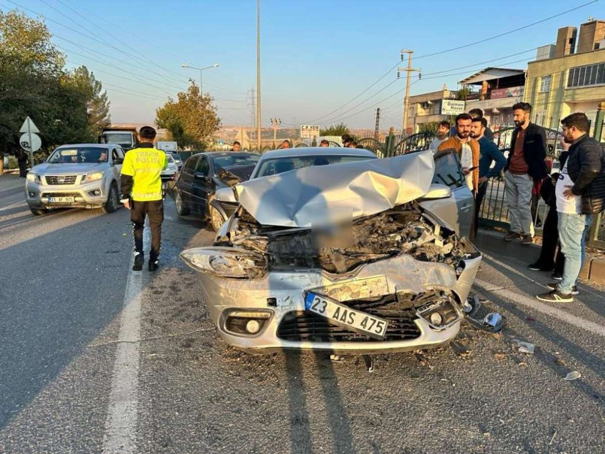 Diyarbakır'da zincirleme kaza: 3 yaralı - Resim : 1