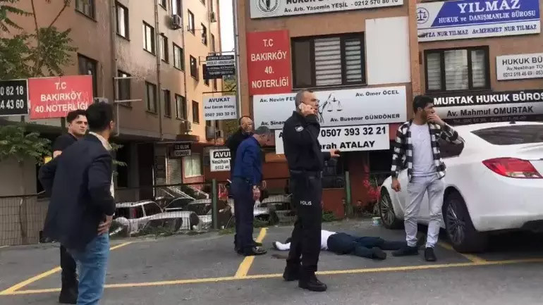 Bakırköy Adliyesi önünde bıçaklı kavga: Yaralılar var - Resim : 1
