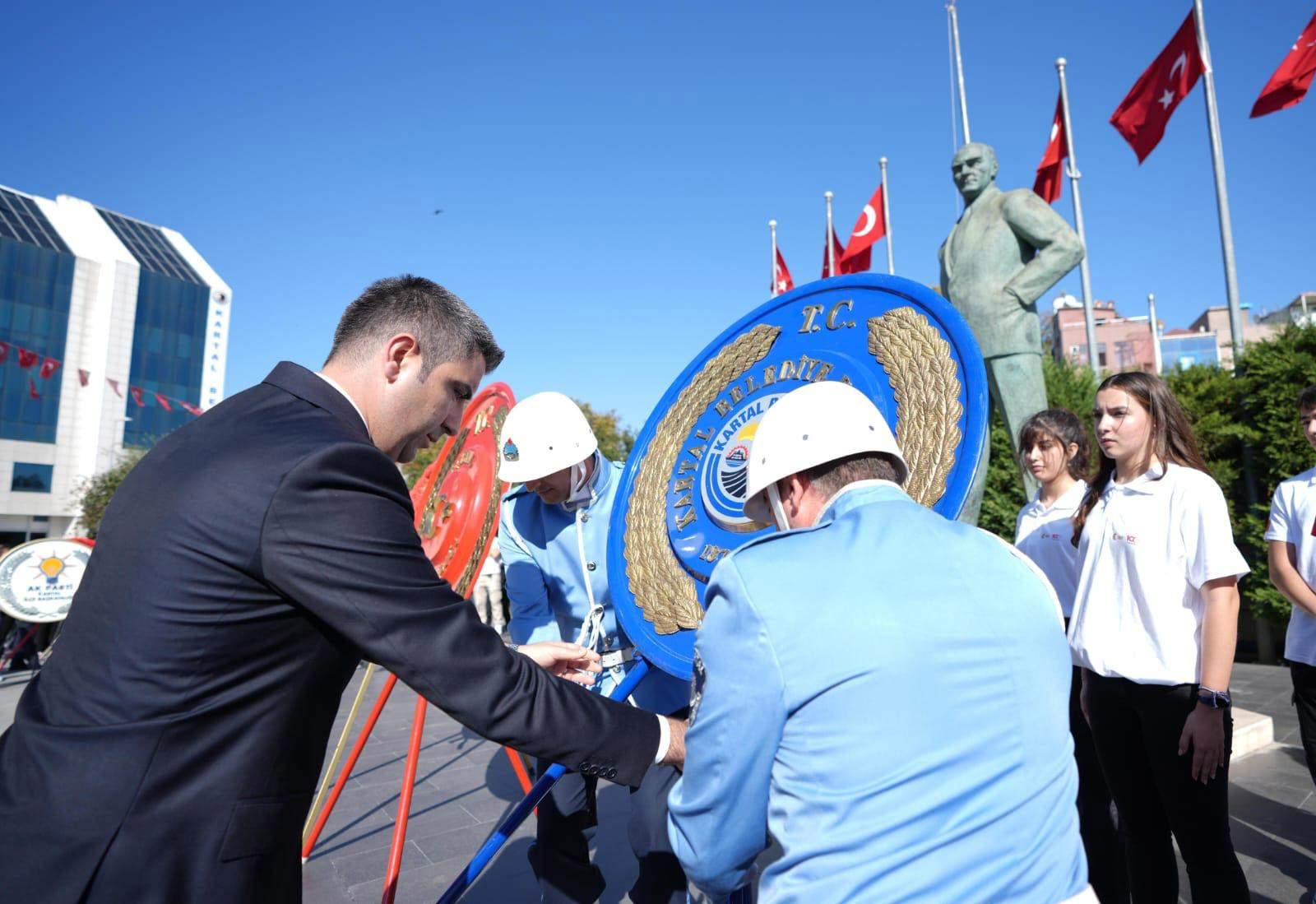 Cumhuriyetin 100 yılı kutlamaları dolayısıyla Kartal'da Atatürk Anıtı’na çelenk sunuldu - Resim : 1