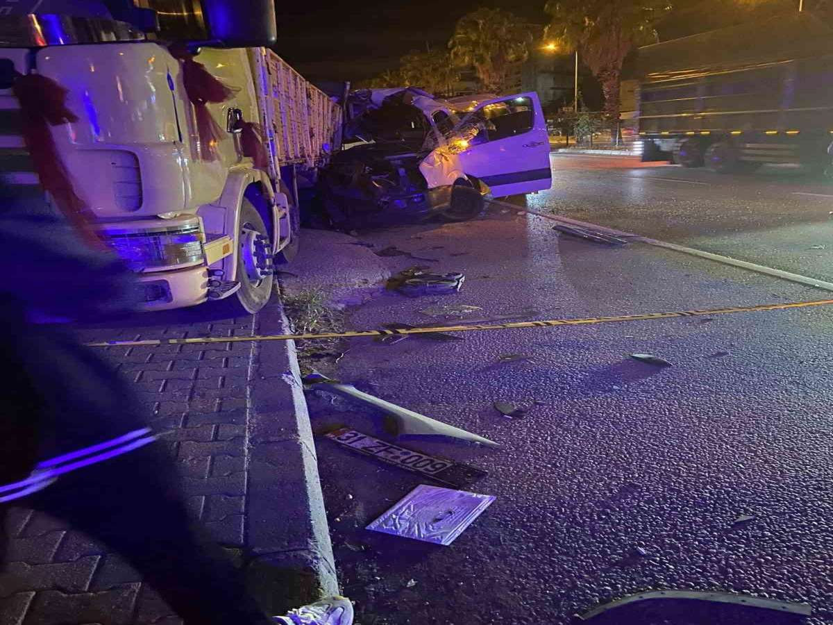Antalya'da feci kaza: 2 ölü, 9 yaralı - Resim : 2
