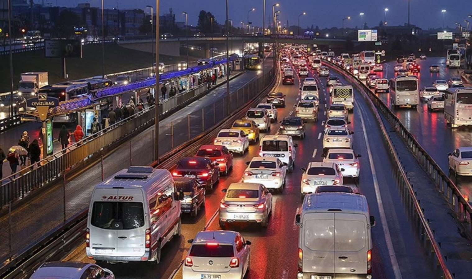 İstanbul'da trafik yoğunluğu yüzde 80'e ulaştı - Resim : 2