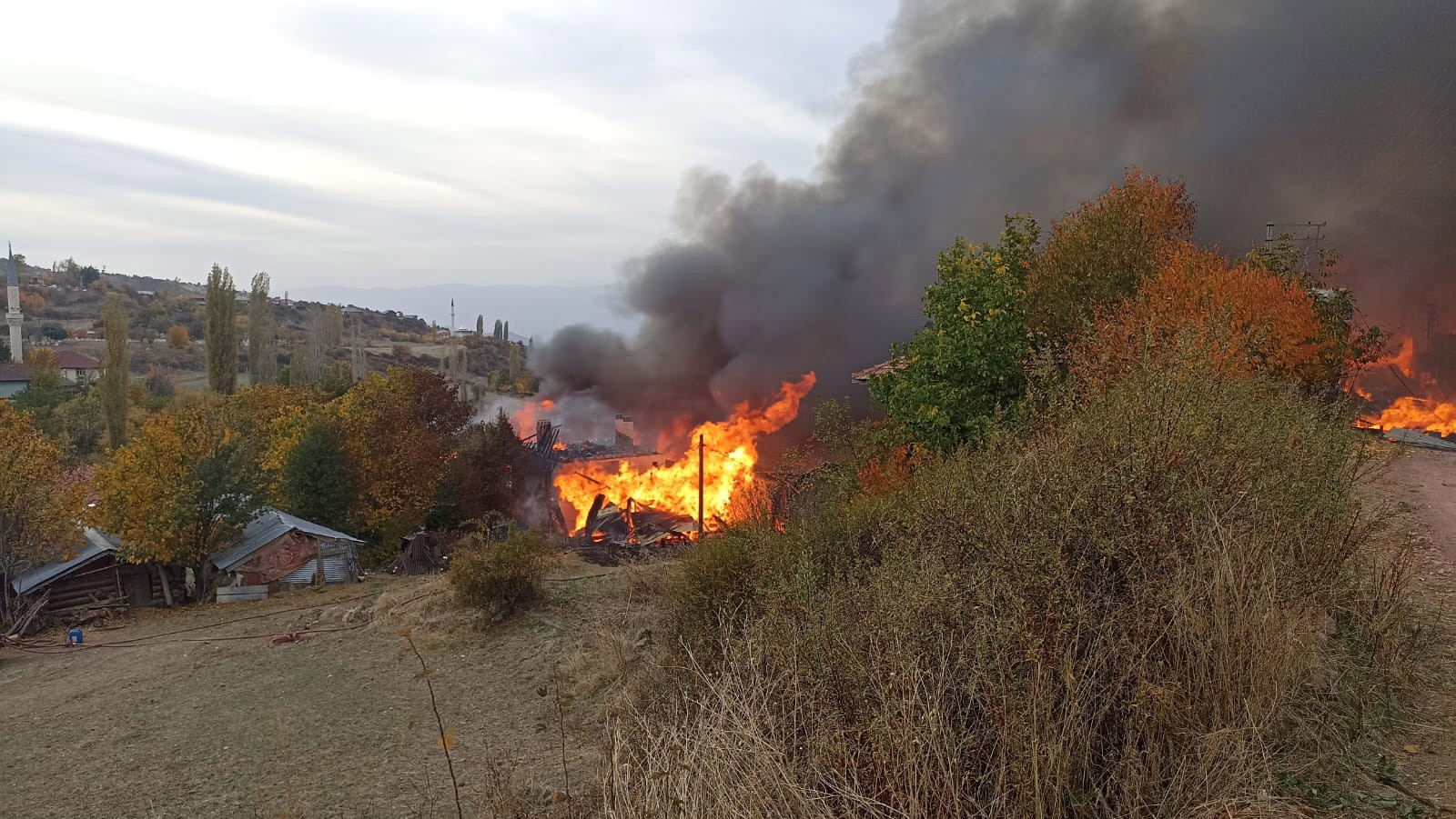 Kastamonu'da bir köyde büyük yangın: 40 ev yandı - Resim : 1