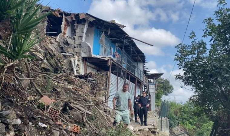 Beşiktaş Kuruçeşme'de evlerin bulunduğu alana kaya düştü - Resim : 2
