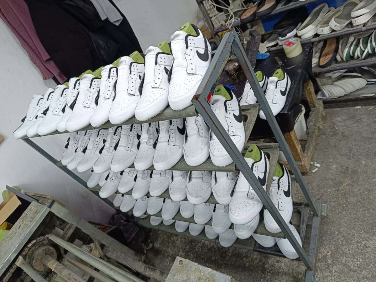 Taklit ayakkabı üretimi yapan işyerine operasyon: 96 bin adet ayakkabı ele geçirildi - Resim : 1