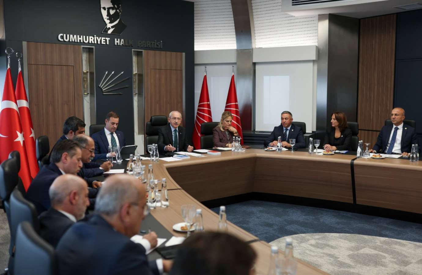 CHP lideri Kemal Kılıçdaroğlu, partisinin milletvekilleri ile bir araya geldi - Resim : 1