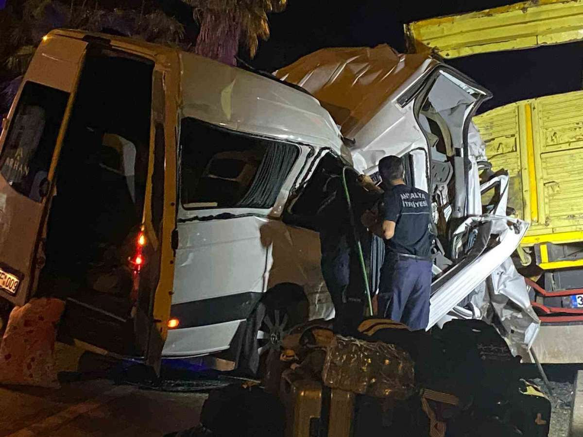 Antalya'da feci kaza: 2 ölü, 9 yaralı - Resim : 1