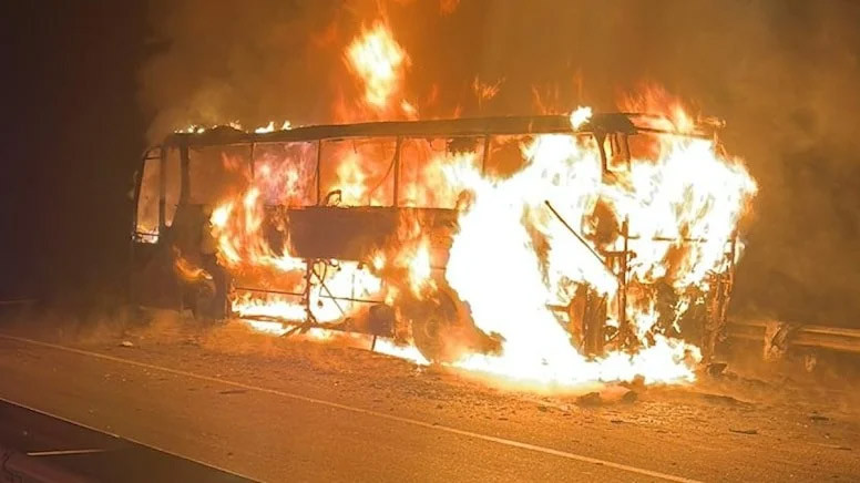 Yolcu otobüsü alev alev yandı - Resim : 1
