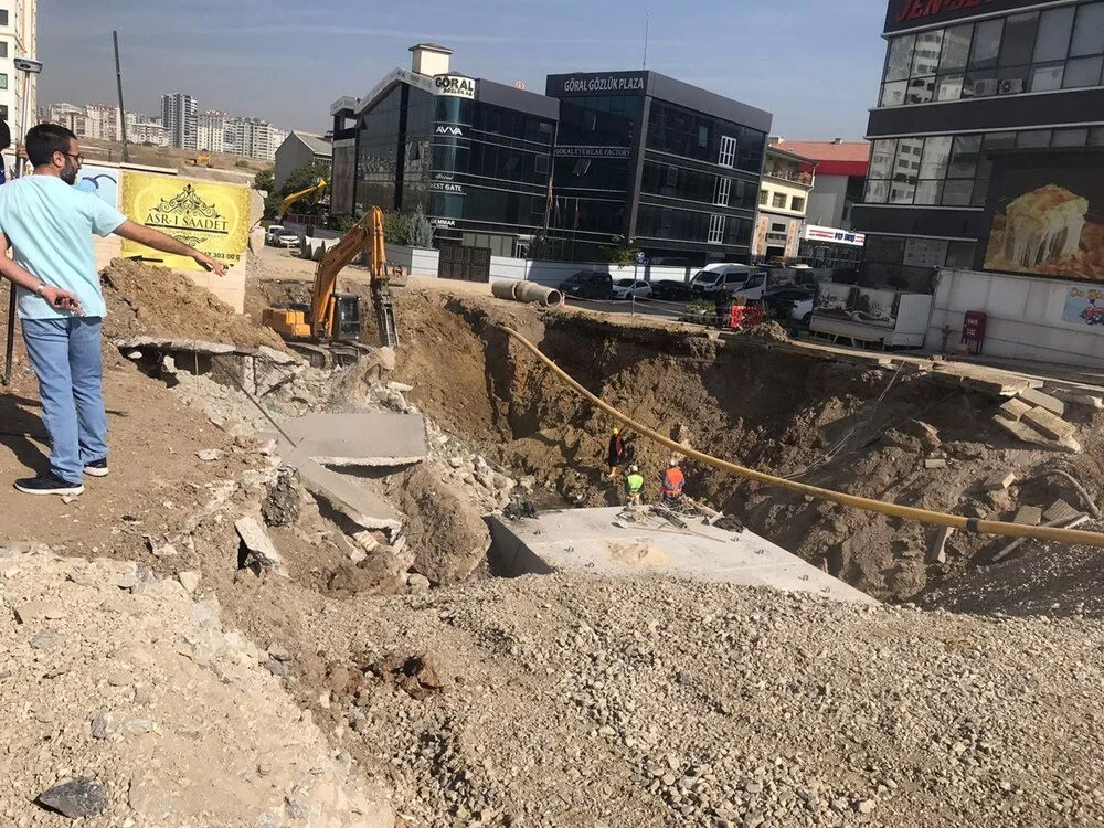 Ankara'da toprak kayması: 11 katlı binanın açık otoparkı çöktü - Resim : 1