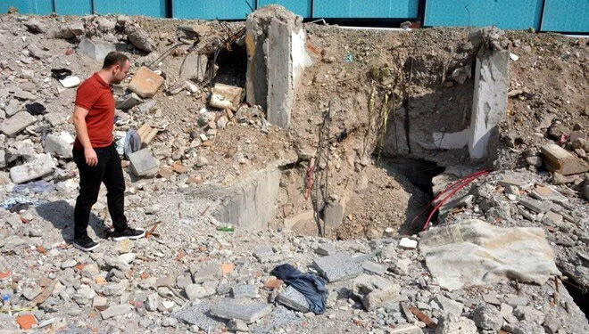 Depremde yıkılan bankanın kasasındaki 2 milyon liralık altını bulunamadı - Resim : 1