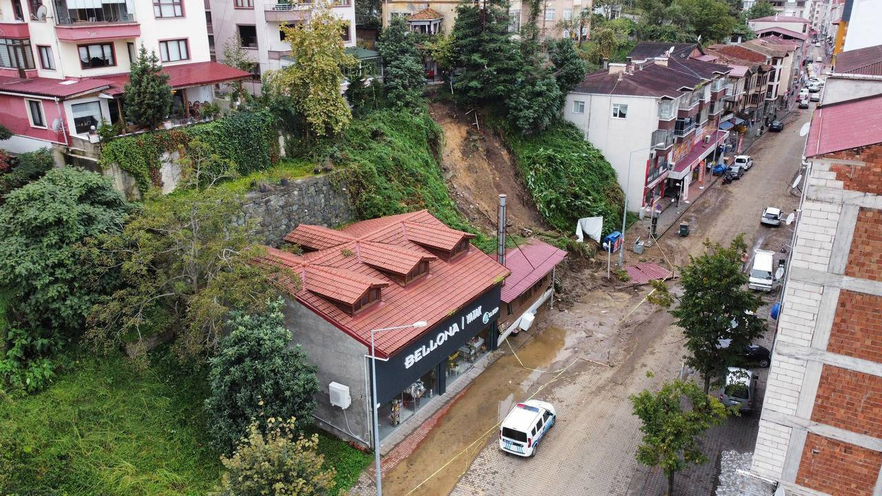 Trabzon'da su baskını ve heyelan - Resim : 2