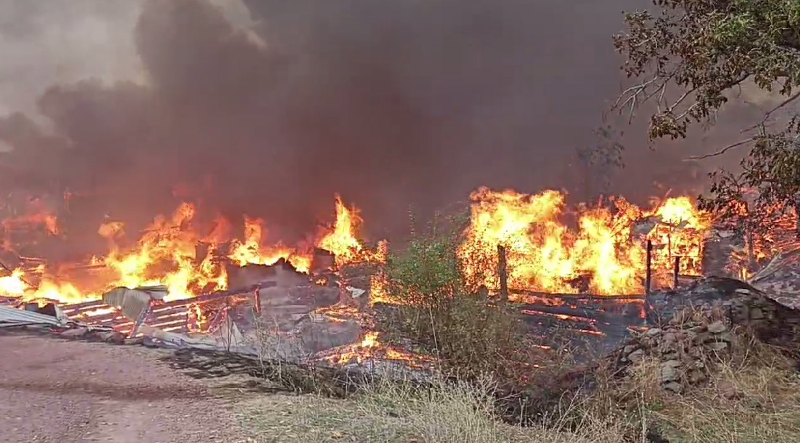 Kastamonu'da bir köyde büyük yangın: 40 ev yandı - Resim : 2