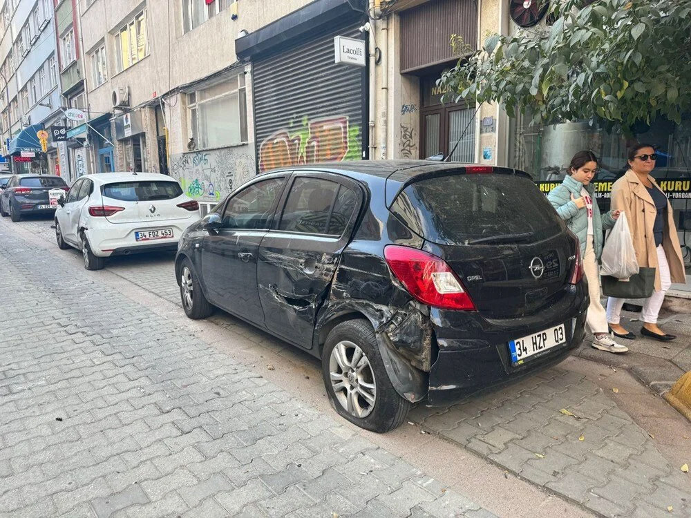 Kadıköy’de TIR dehşet saçtı: 20’den fazla araca çarparak ilerledi - Resim : 1