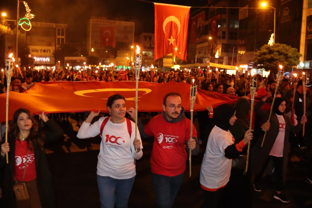Türkiye'nin dört bir yanında Cumhuriyet meşaleleri yandı - Resim : 2