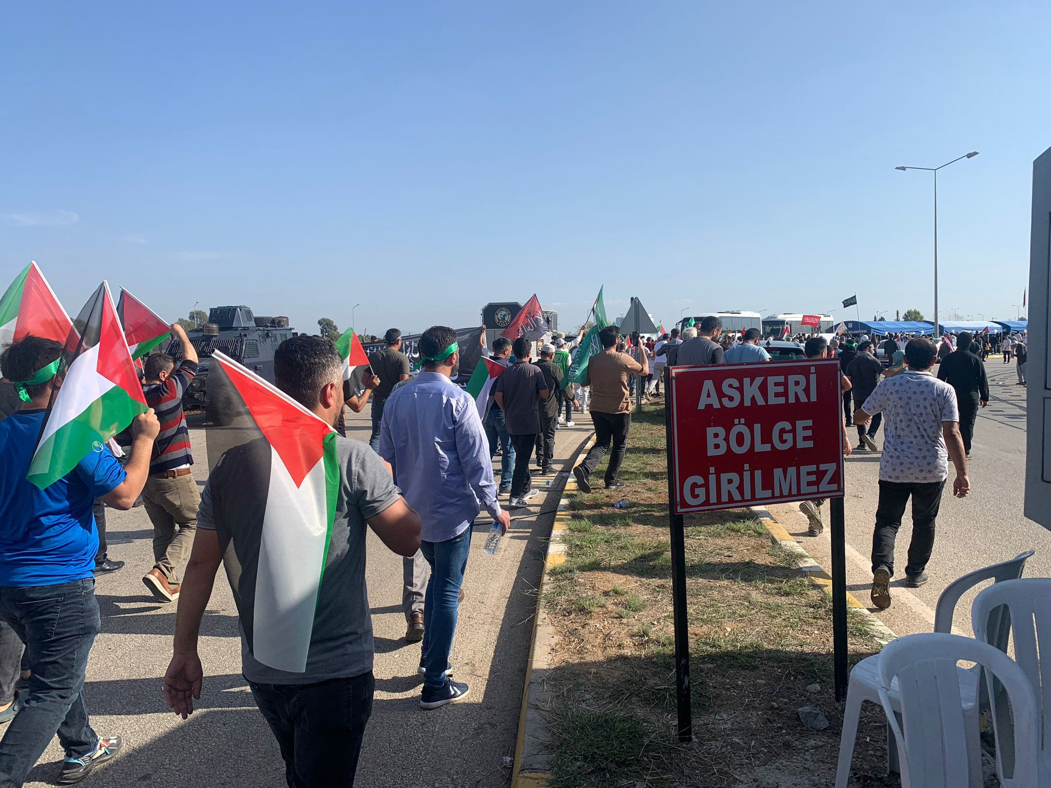 İncirlik Hava Üssü'ne girmeye çalışan İHH üyelerine polis müdahale etti - Resim : 1