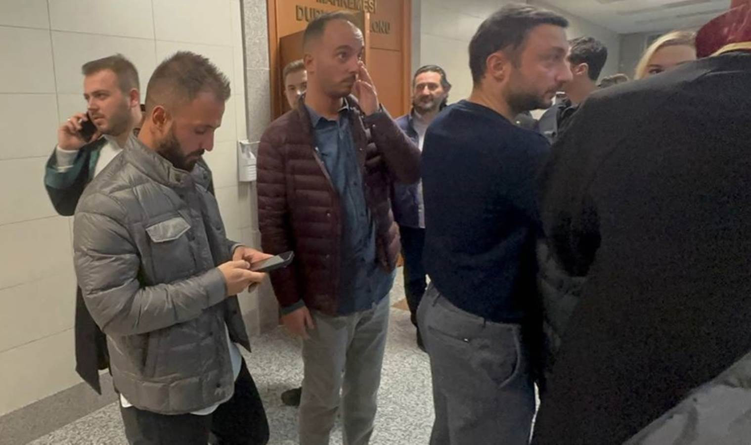 Arda Turan, Emre Belözoğlu, Muslera dahil 18 kişiyi dolandırdığı öne sürülen banka müdürü hakim karşısında - Resim : 1