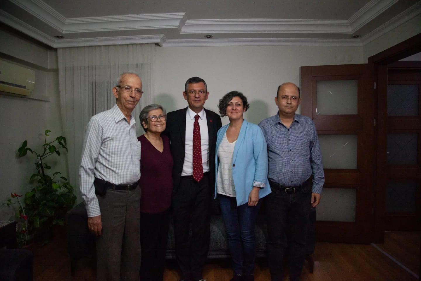 CHP Genel Başkanı Özgür Özel, devir teslim töreni öncesi Manisa'da ailesini ziyaret etti - Resim : 1