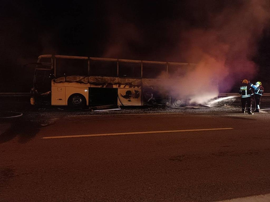 Otobüs alev alev yandı, yolcular canlarını zor kurtardı - Resim : 1
