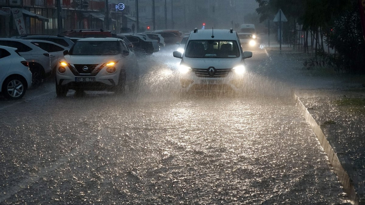 Antalya'da kuvvetli yağış ve fırtına: Tekne battı, uçaklar inemedi - Resim : 1