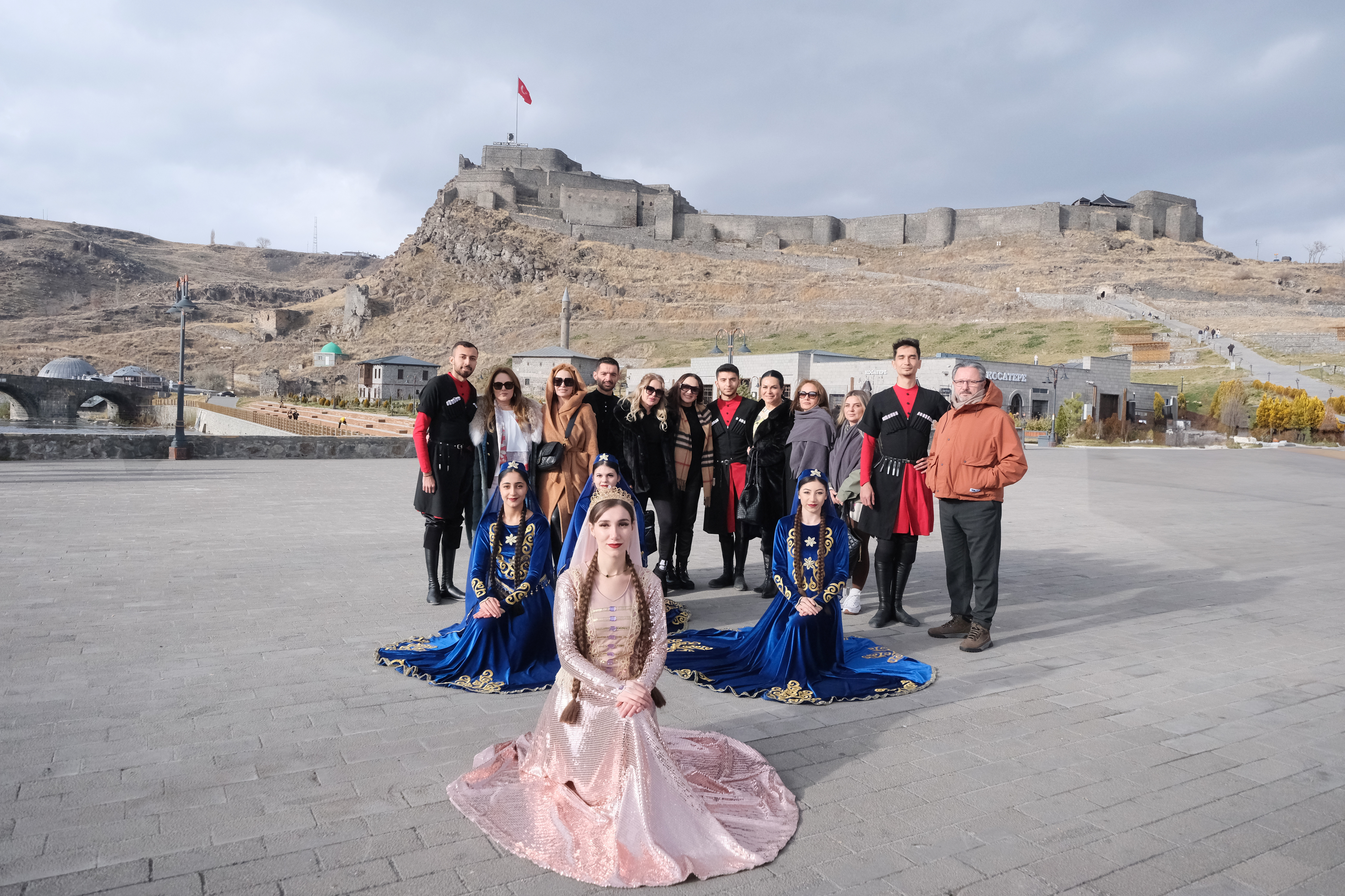 Kars'ta yıldızlar geçidi... Pınar Eliçe'den Kafkas dansı ve Azeri türküler performansı - Resim : 7