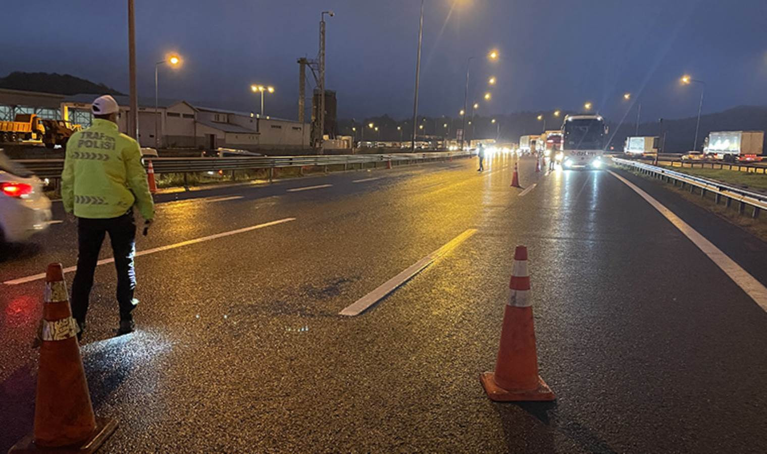 Tünelde heyelan engeli: İstanbul yönü trafiğe kapatıldı - Resim : 2