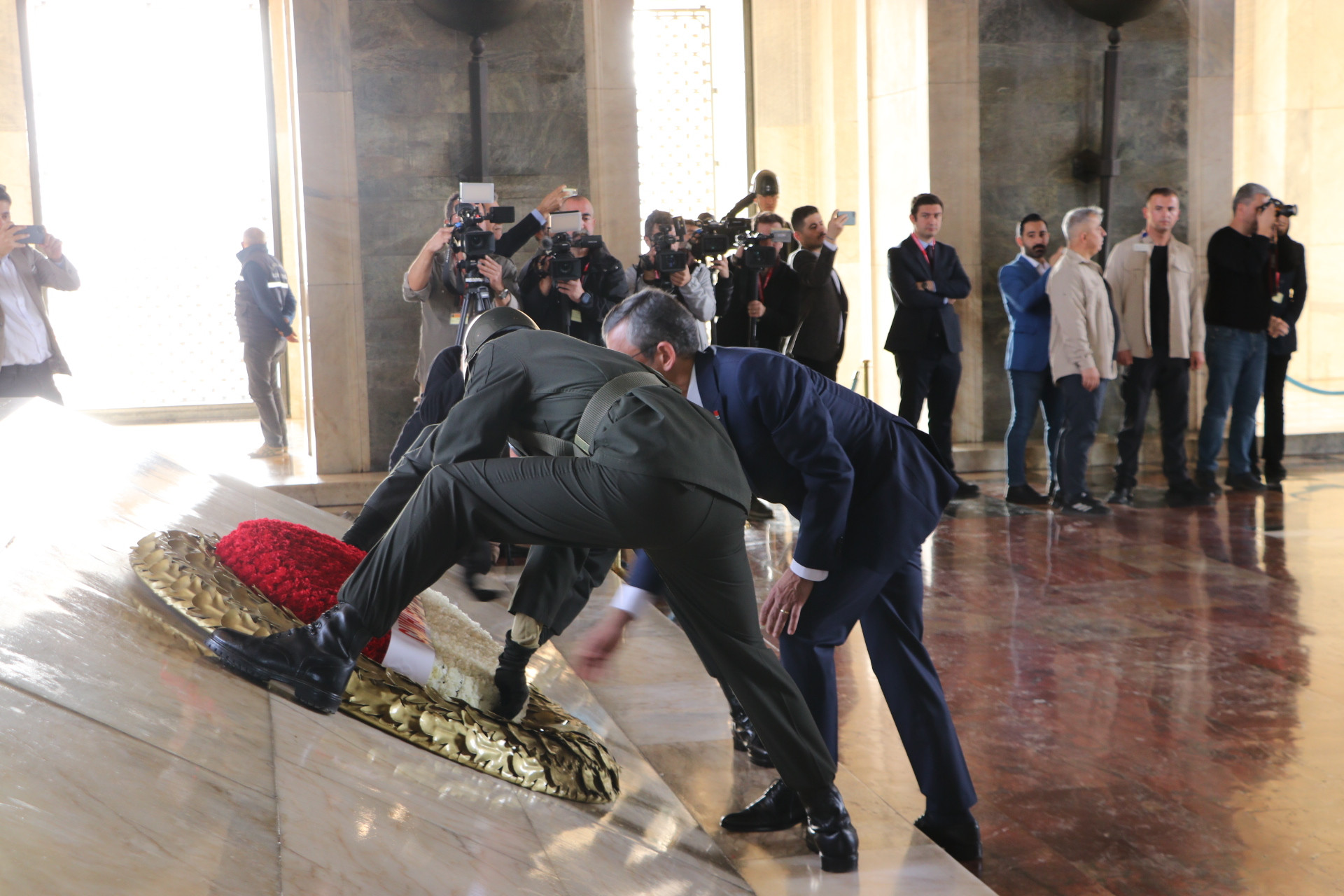 CHP Genel Başkanı Özel, PM ve YDK üyeleriyle Anıtkabir'i ziyaret etti - Resim : 2