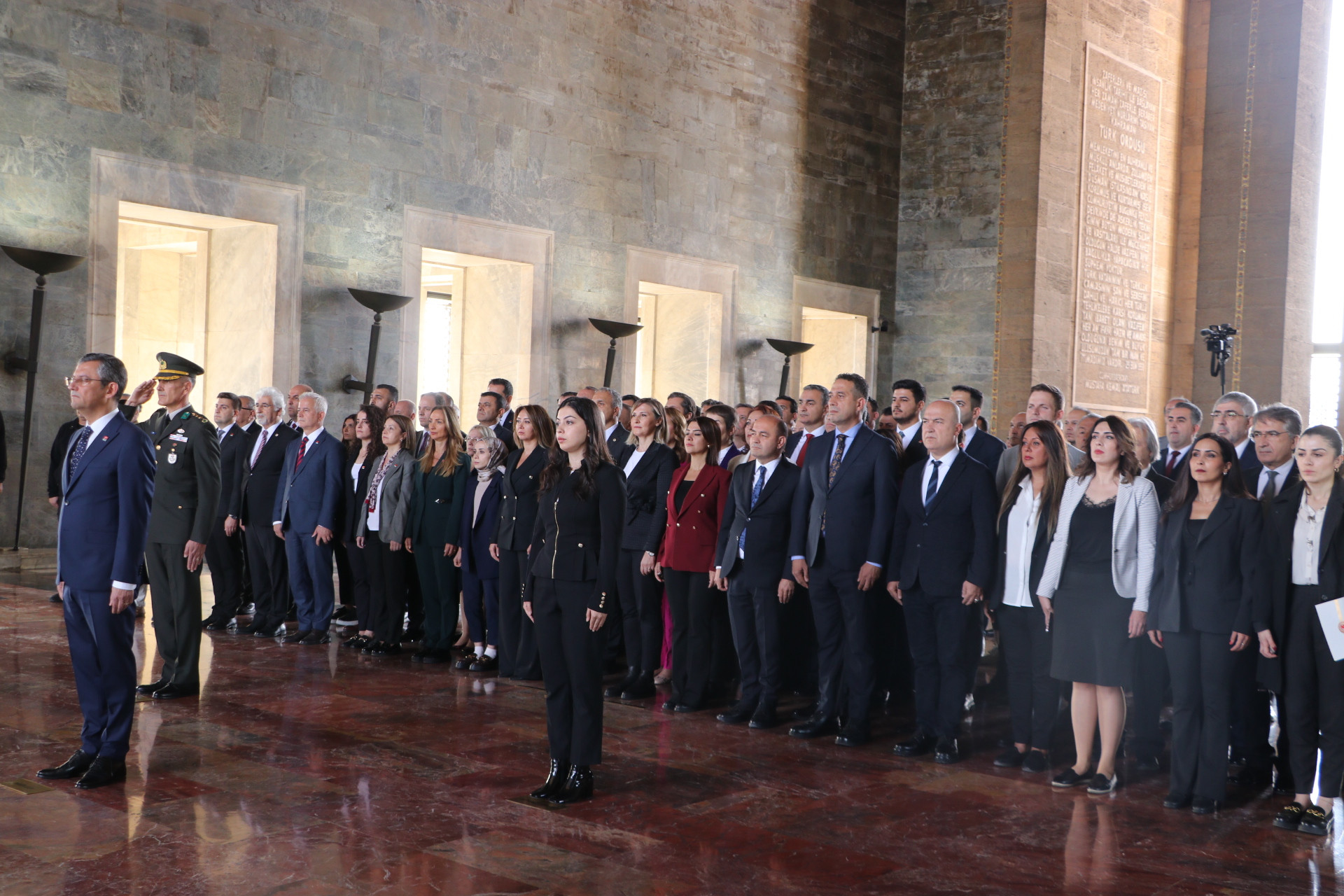 CHP Genel Başkanı Özel, PM ve YDK üyeleriyle Anıtkabir'i ziyaret etti - Resim : 1