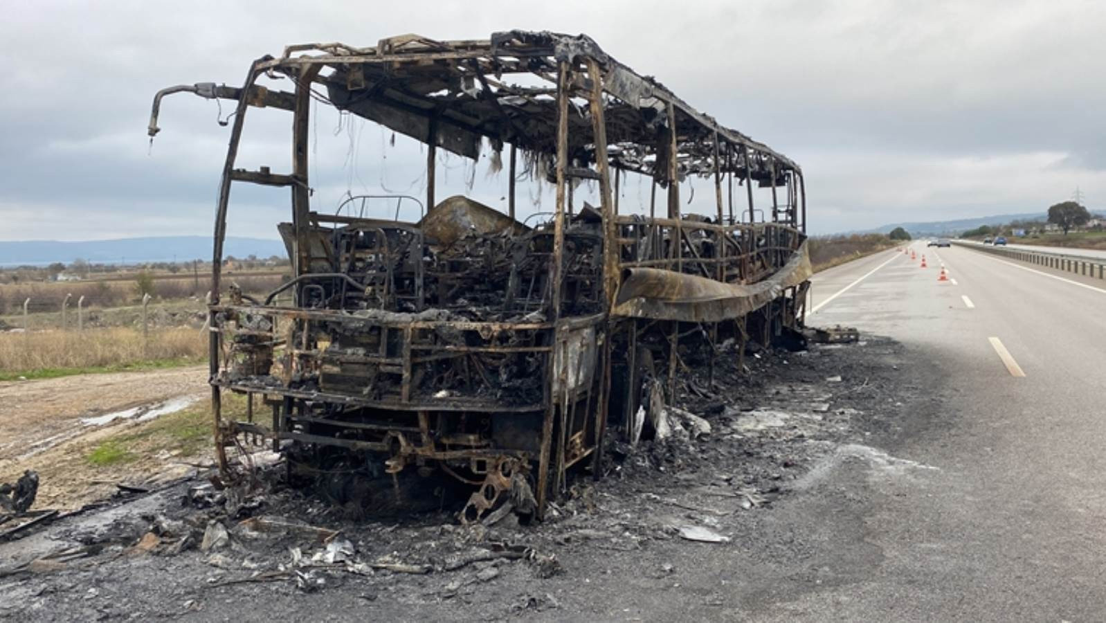 İçinde 23 yolcusu bulunan yolcu otobüsü alev alev yandı - Resim : 1