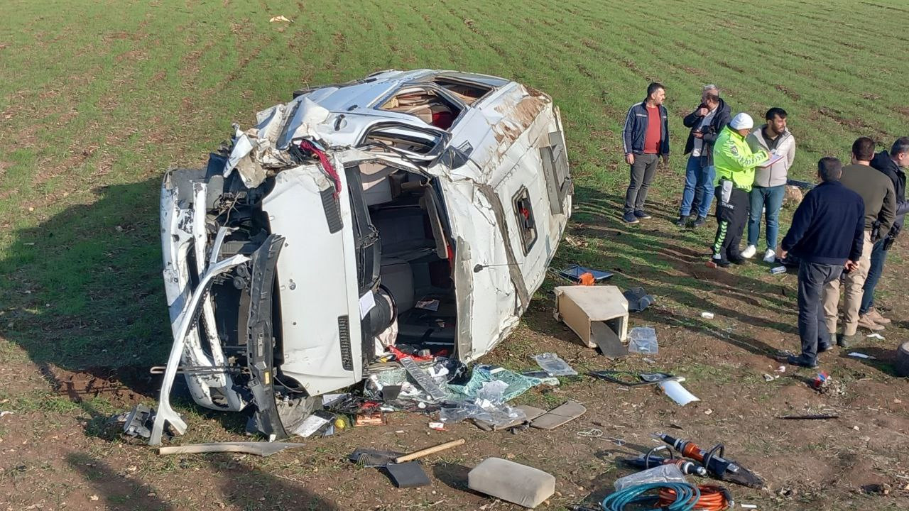 Diyarbakır'da feci kaza: Minibüs şarampole yuvarlandı - Resim : 2