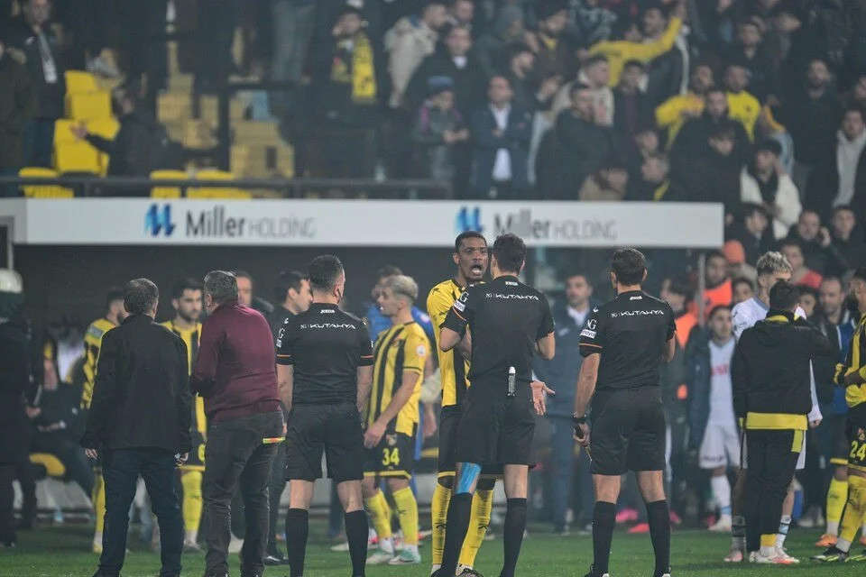 İstanbulspor Başkanı Sarıalioğlu, Trabzonspor maçında takımını sahadan çekti - Resim : 1