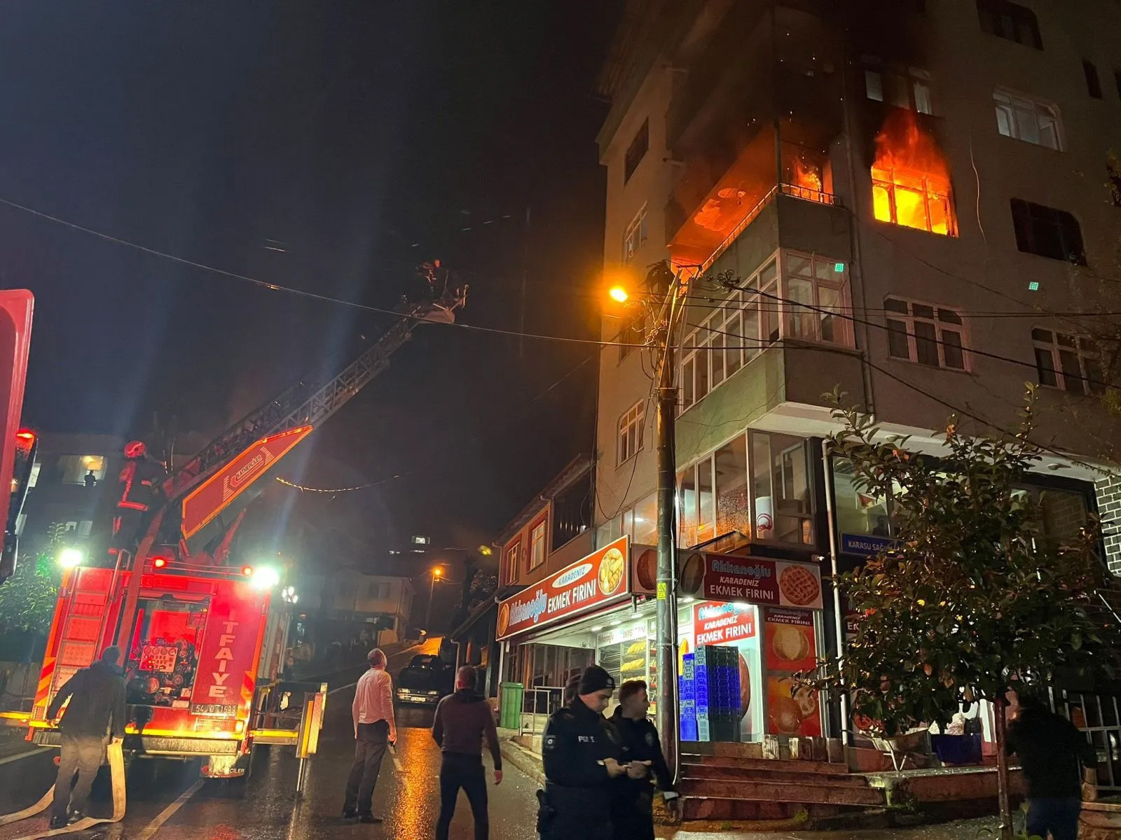 Sakarya'da 4 katlı apartmanda yangın - Resim : 1