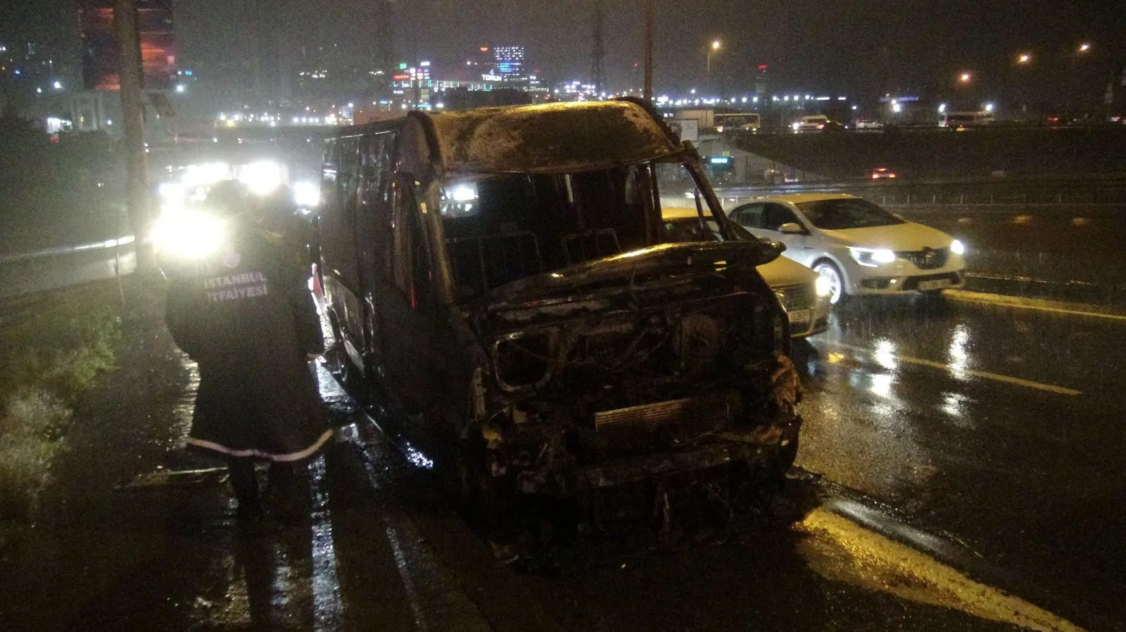 Seyir halindeki minibüs alev alev yandı - Resim : 2
