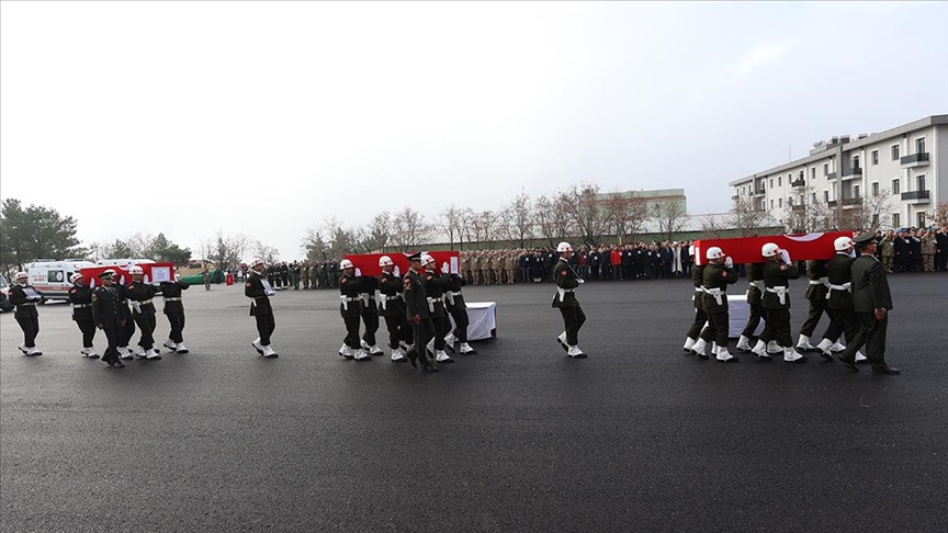 Türkiye şehitlerine ağlıyor... Şırnak’taki törenin ardından memleketlerine uğurlandılar - Resim : 1