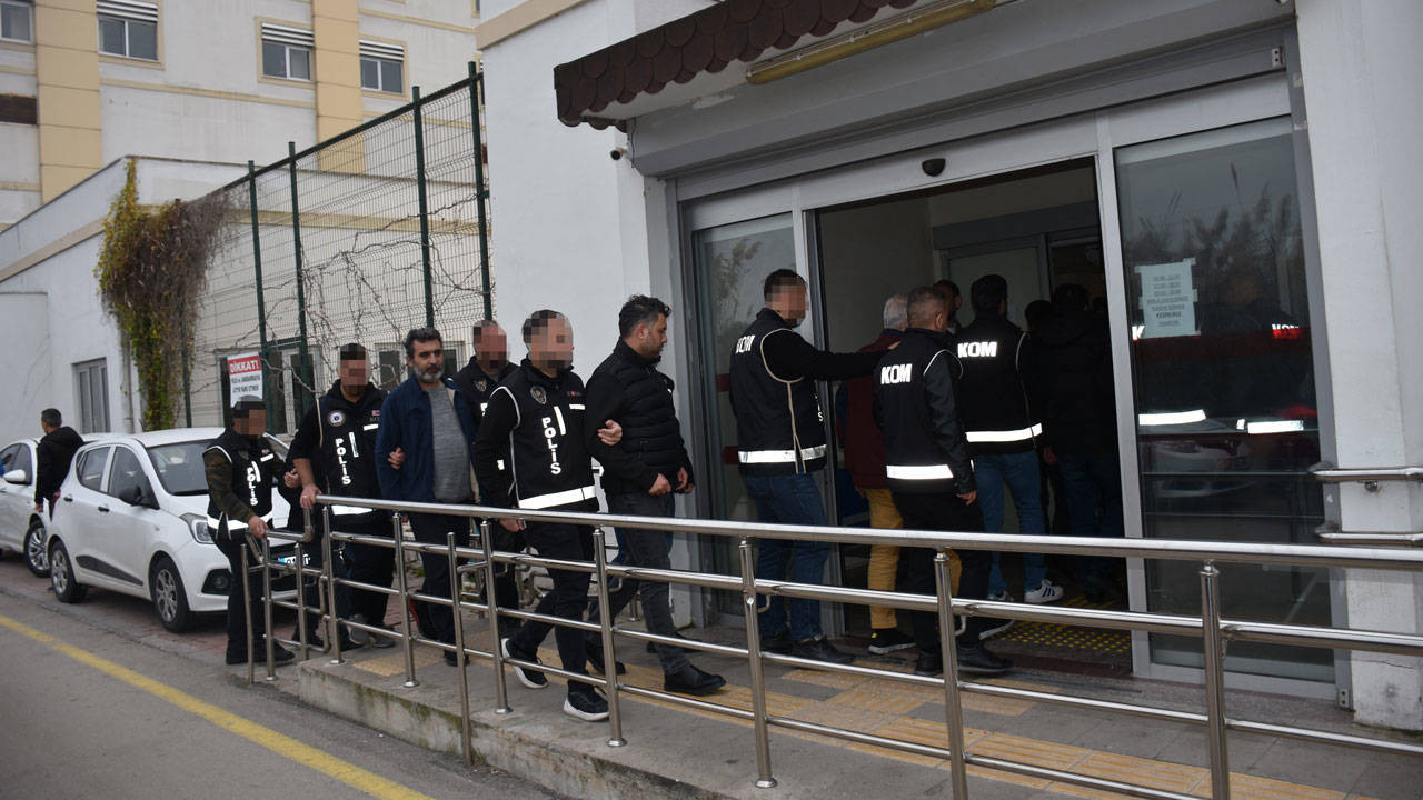 Adana Büyükşehir Belediyesi'ne düzenlenen operasyonda gözaltına alınan 10 kişi adliyede - Resim : 1