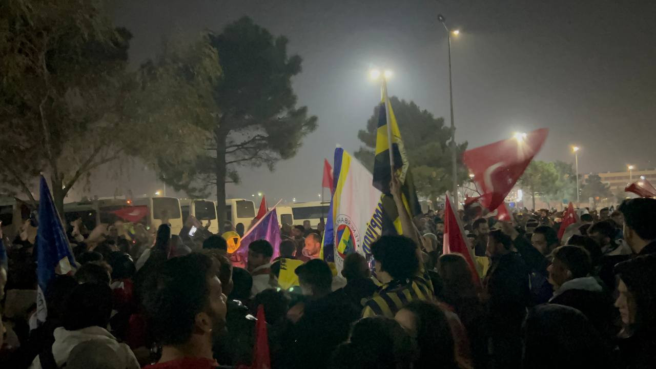 Galatasaray ve Fenerbahçe kafilesi, İstanbul'a döndü - Resim : 1