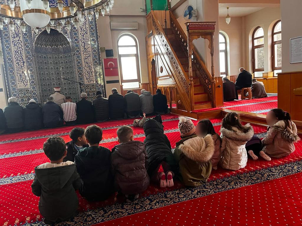 Anaokulu öğrencileri camiye götürüldü - Resim : 1