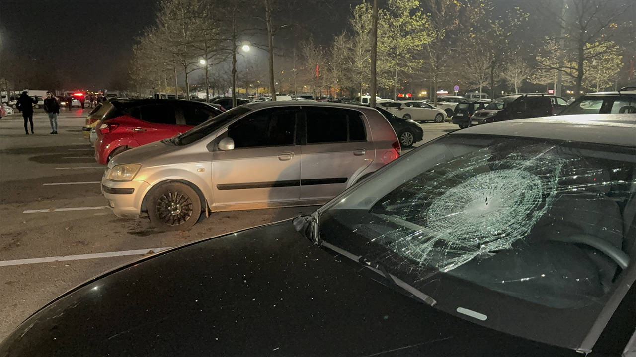 Park halindeki 35 aracın camları kırıldı - Resim : 1