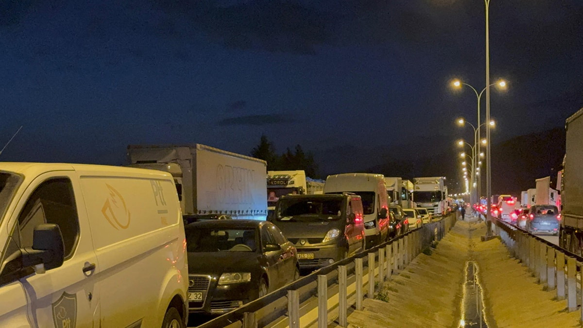 Anadolu Otoyolu'nda Ankara yönü ulaşıma kapandı - Resim : 2