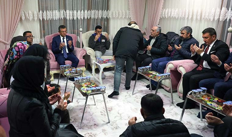 CHP lideri Özgür Özel'den şehit ailesine ziyaret - Resim : 1