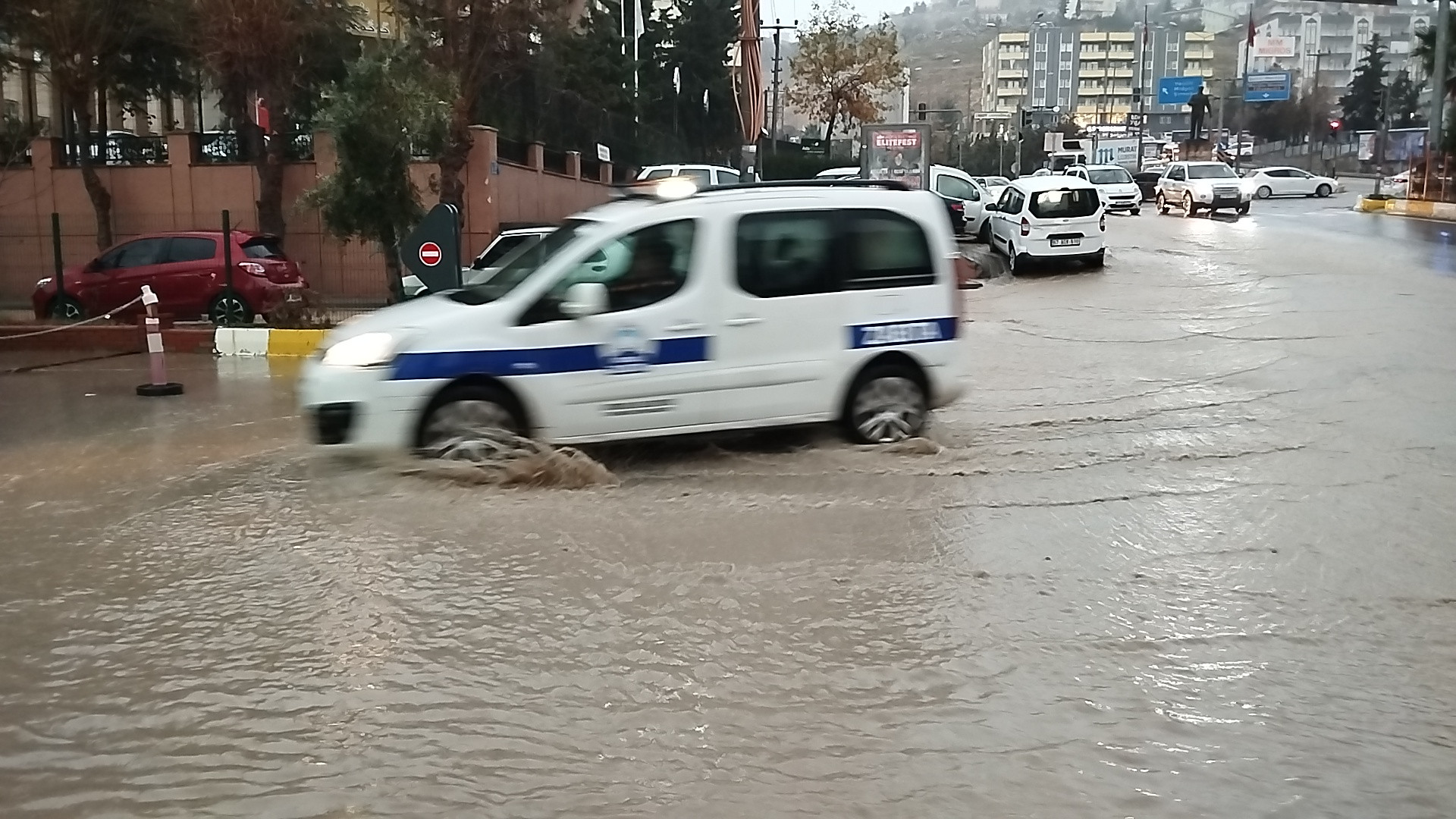 Mardin'de sağanak yağış: Cadde ve sokaklar suyla doldu - Resim : 1