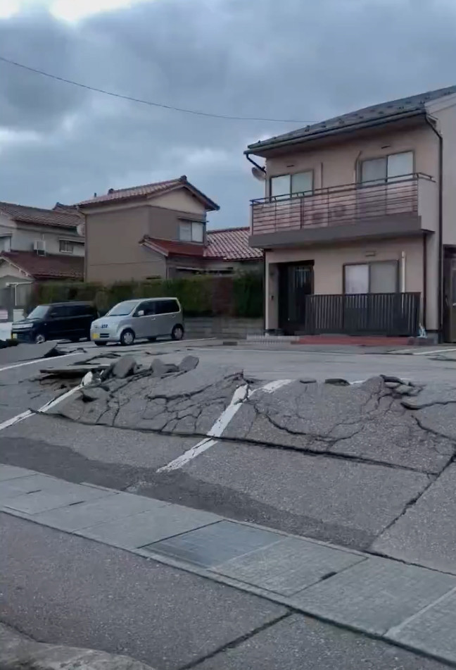 Japonya'da peş peşe deprem: Tsunami alarmı verildi - Resim : 1