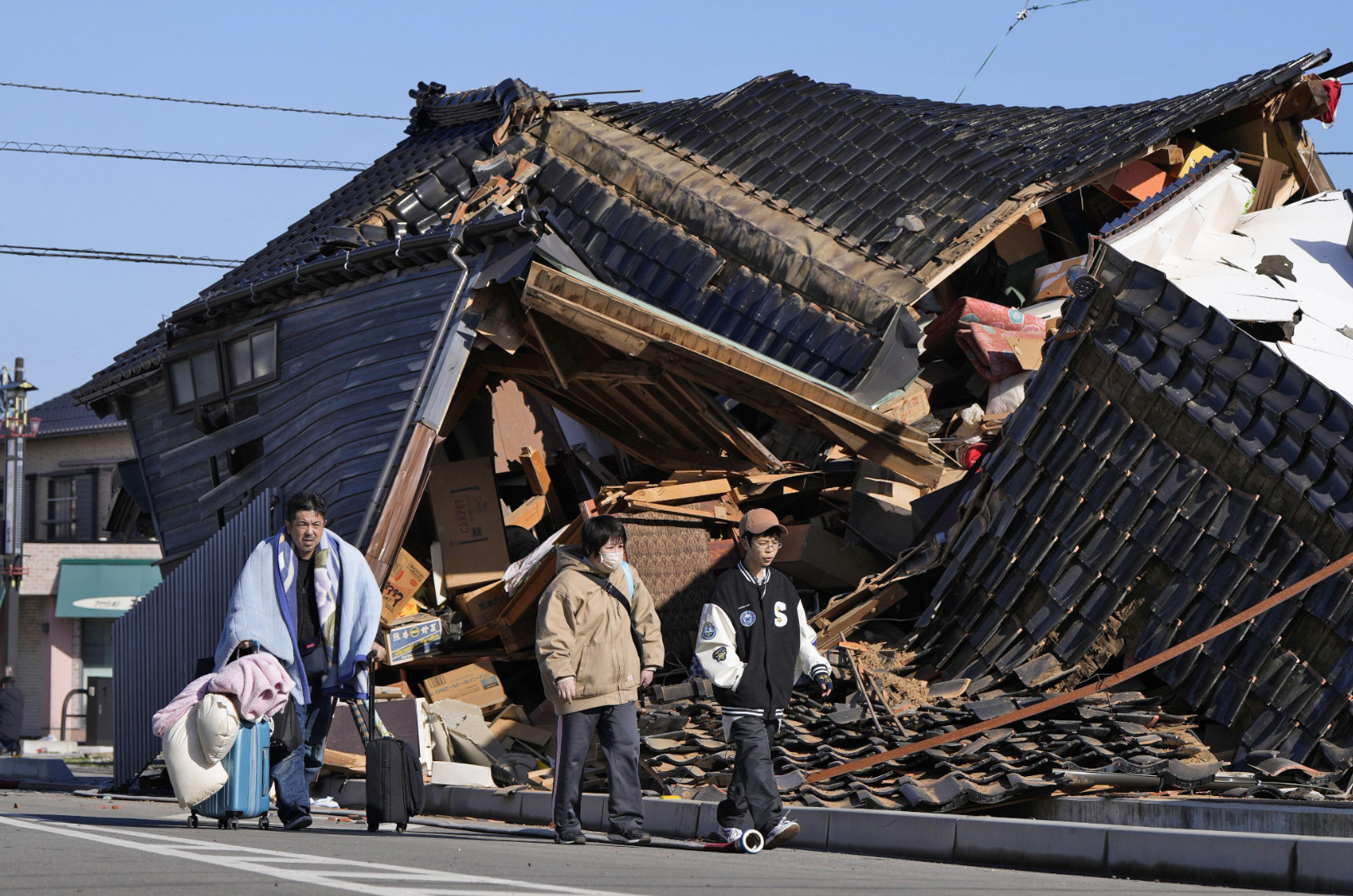 Japonya'nın batısında İşikawa'daki depremlerde 55 kişi öldü - Resim : 1