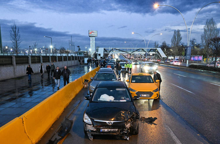 Ankara'da 26 araç trafik kazasına karıştı: Yaralılar var - Resim : 1