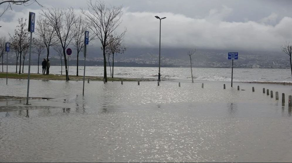 Marmara’da fırtına: Deniz taştı, çatılar uçtu - Resim : 1